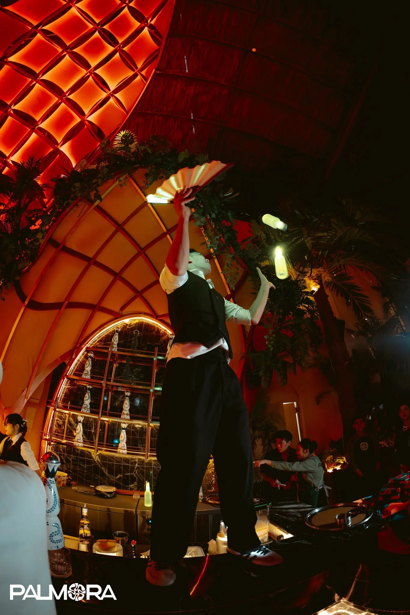 Bartender biểu diễn bottle juggling tại Palmora