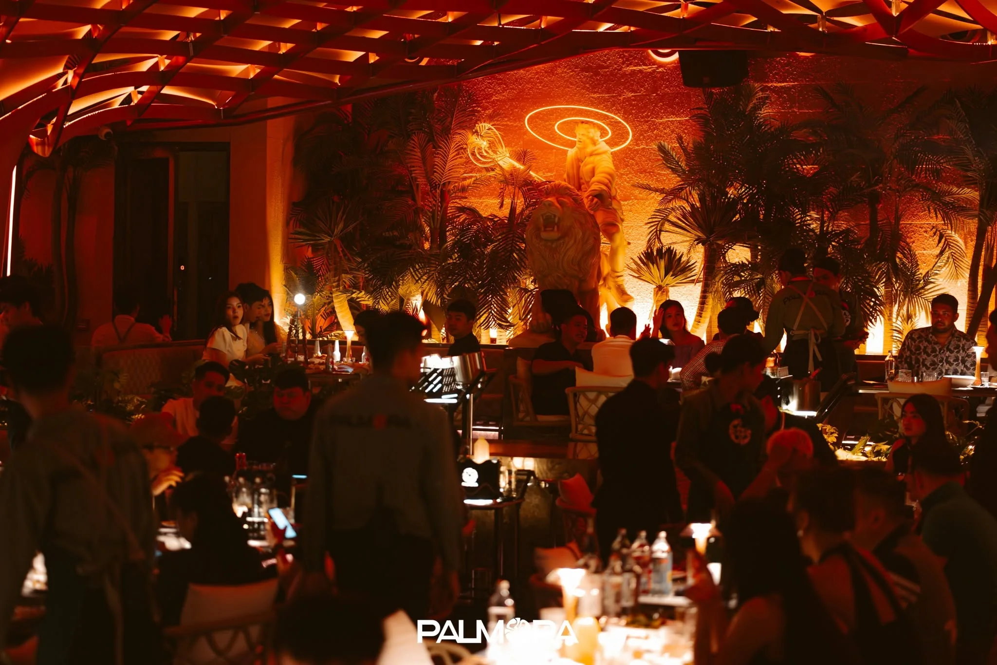 Không gian Palmora Restaurant và Mixology Bar tại TP.HCM về đêm